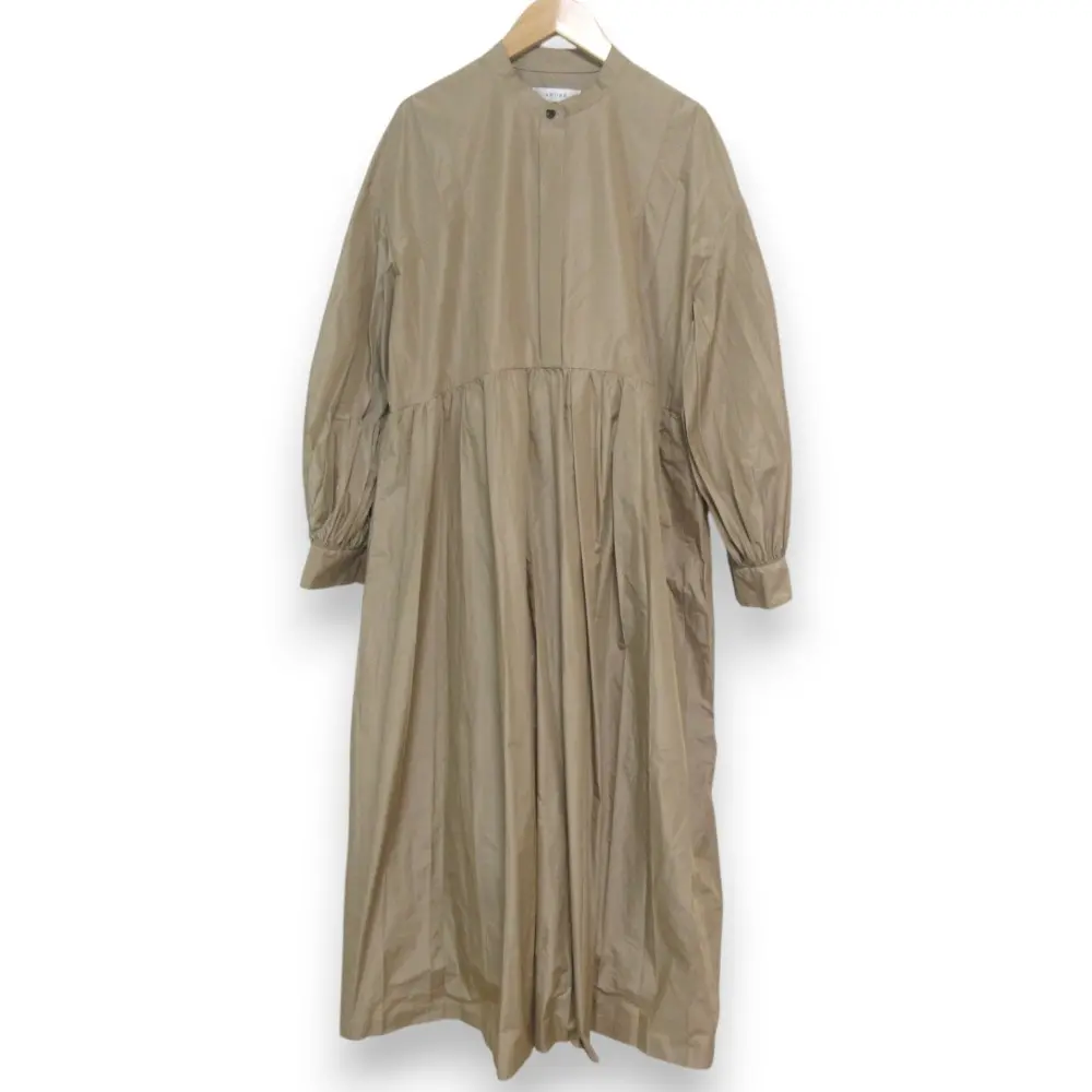 24SS ADORE アドーア シュリンクライトタフタワンピース プリーツ加工 長袖 ロングワンピース 531-4140013 サイズ38 ベージュ
