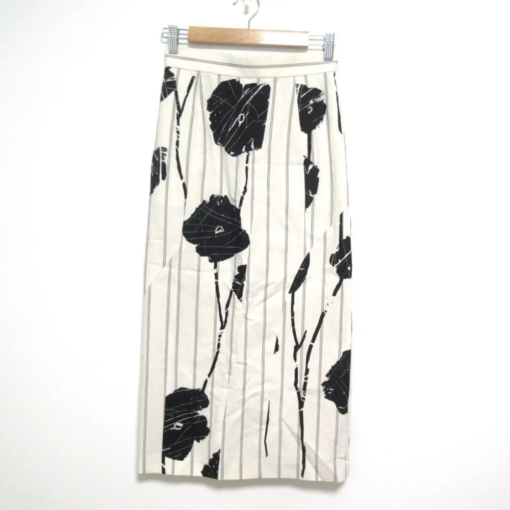 23SS AKIRANAKA アキラナカ フラワープリント ミモレ丈 タイトスカート サイズ1 Sサイズ相当 アイボリー×ブラックの買取実績【2025年01月】