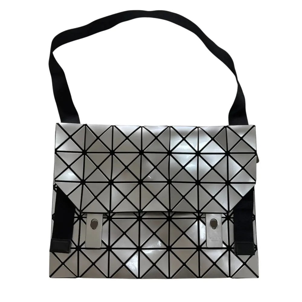 BAOBAO ISSEY MIYAKE バオバオ イッセイミヤケ ショルダーバッグ シルバーカラー
