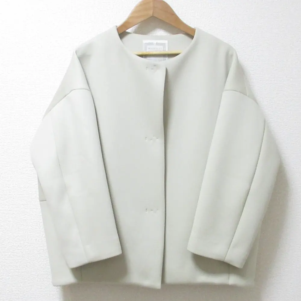 24SS BEARDSLEY ビアズリー うしろぷっくりダンボールショートコート ノーカラー ジャケット BEZ1041108A0001 サイズ0 ライトベージュの買取実績【2024年11月買取】