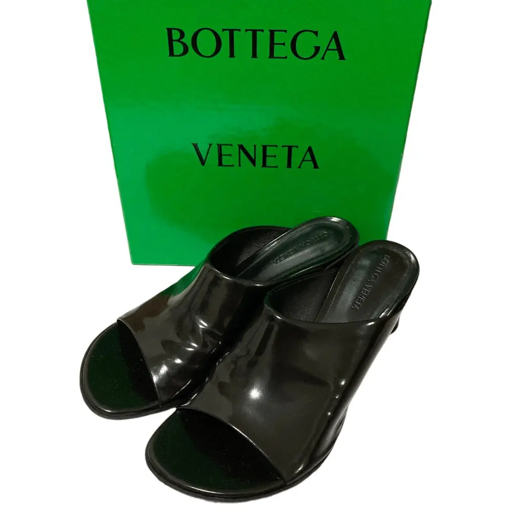 BOTTEGA VENETA ボッテガヴェネタ パテントレザー ミュール サンダル I38 24cm ブラック