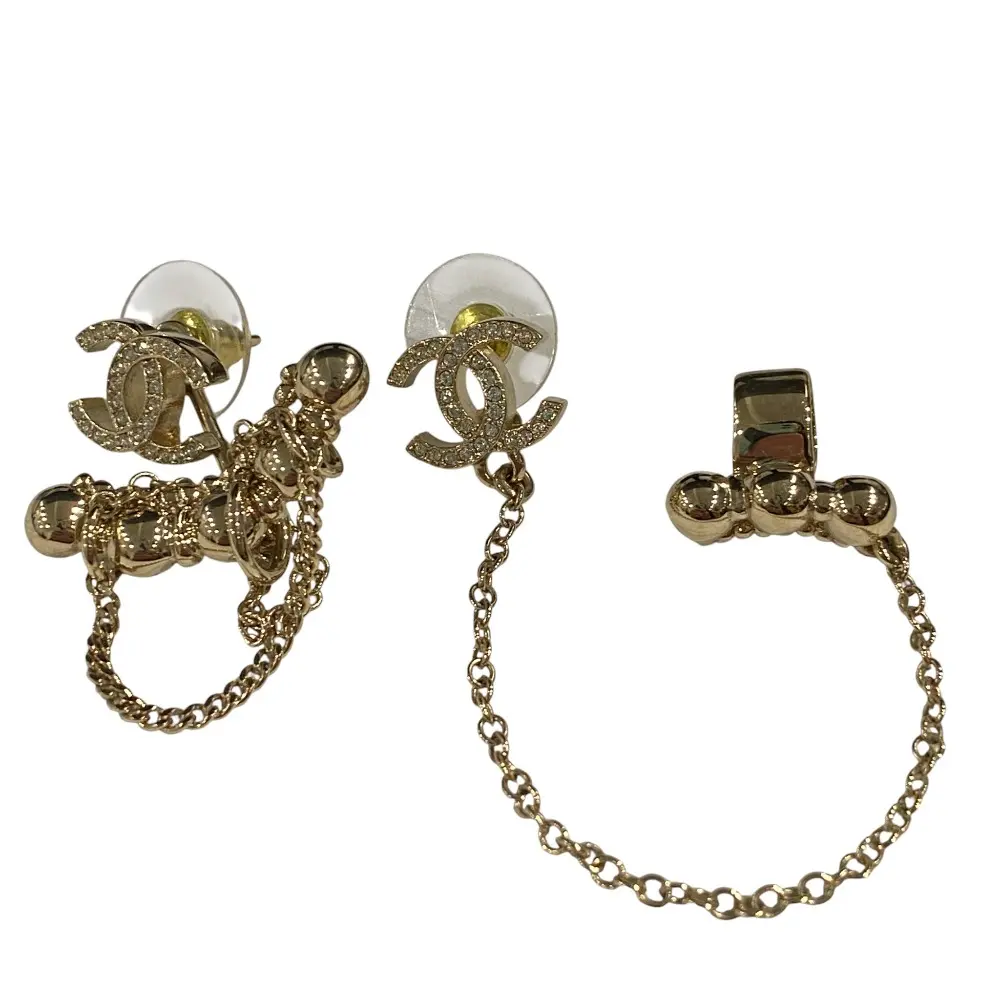 I22C CHANEL シャネル ラインストーンココマーク チェーンカフ付き スタッドピアス ゴールドカラー