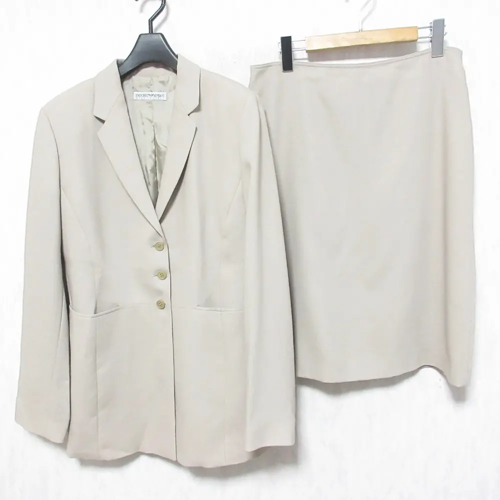 EMPORIO ARMANI エンポリオアルマーニ シングルジャケット＋ひざ丈スカート スーツ セットアップ 大きいサイズ 44 ベージュの買取実績【2024年12月買取】