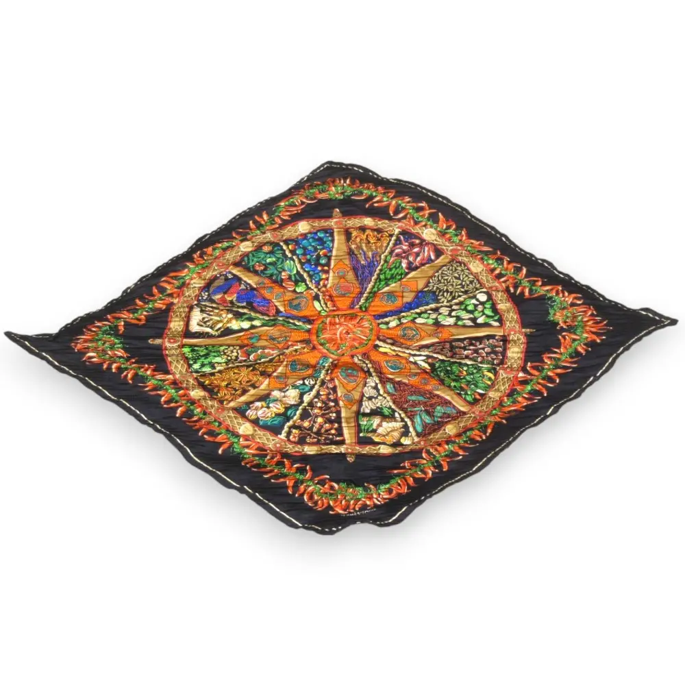 HERMES エルメス AUX PAY DES EPICE スパイスの国で プリーツカレ90 シルク100％ スカーフ ブラック マルチカラー