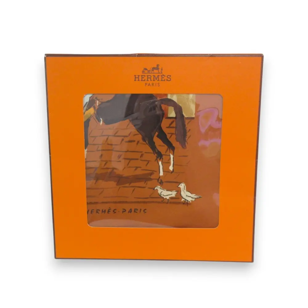 HERMES エルメス カレ90 CLERC シルク100％ LES BOXES 馬小屋 厩舎 ジョッキー 大判スカーフ ブラウン×オレンジ