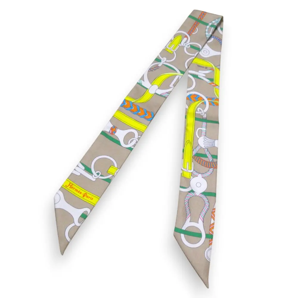 HERMES エルメス Panoplie equestre 乗馬の装具一式 シルク100％ ツイリースカーフ グレージュ系 マルチカラー