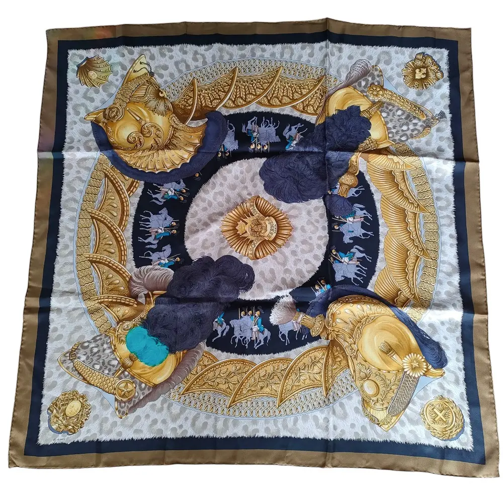 HERMES エルメス カレ90 CASQUES et PLUMETS 兜と羽根飾り 大判 シルクスカーフ ゴールド