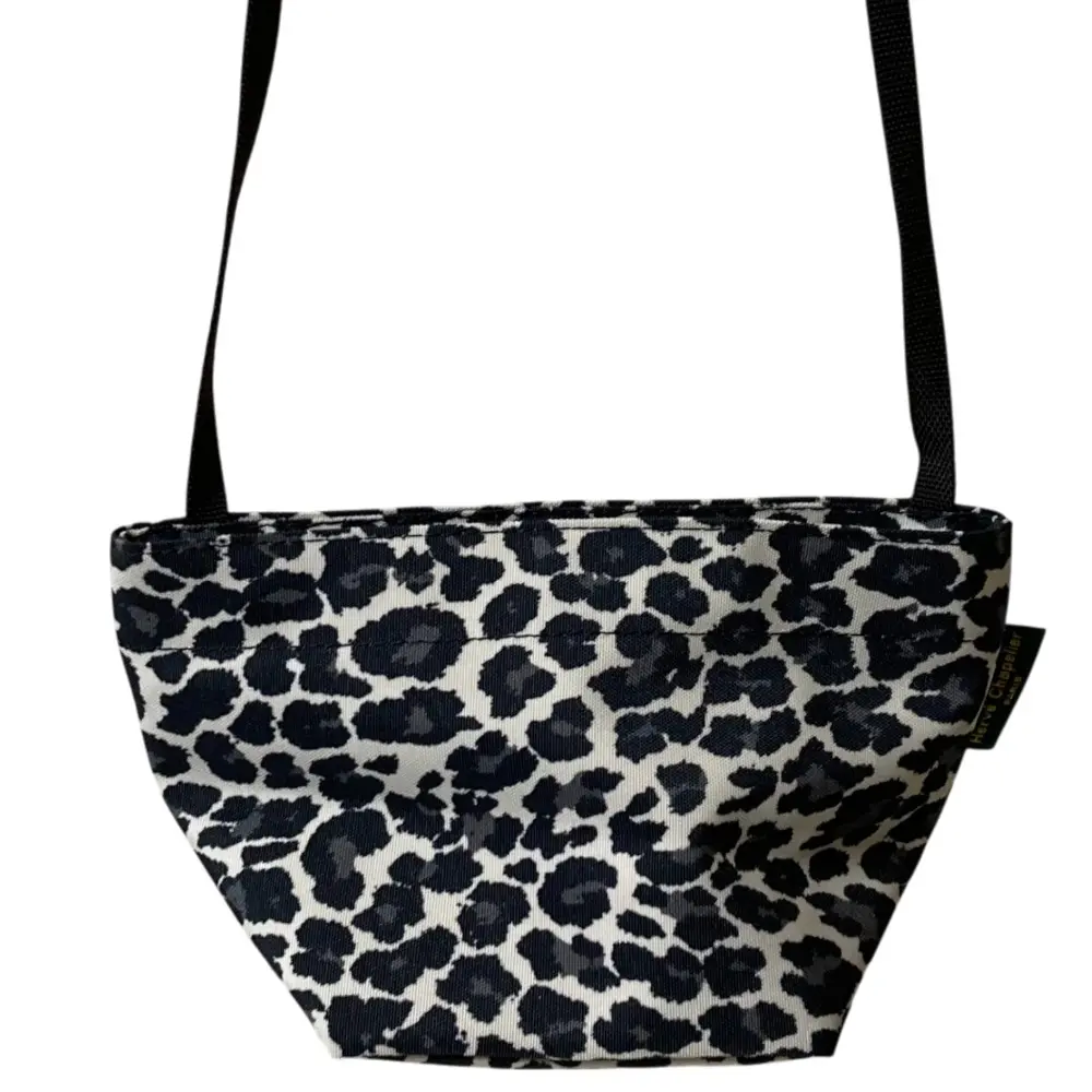 Herve Chapelier エルベシャプリエ レオパード ナイロン 舟型 ショルダーバッグ XS 1927F ブラック ホワイト