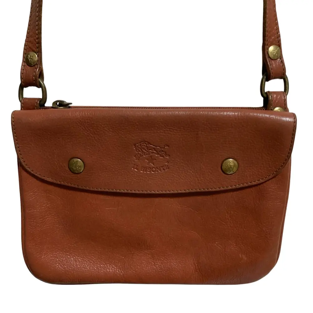 【極美品】イルビゾンテ　レザー　ショルダーバッグ　ロゴ刻印　金金具　ブラック IL BISONTE イルビゾンテ レザー ロゴ刻印 ショルダーバッグ ボルドー