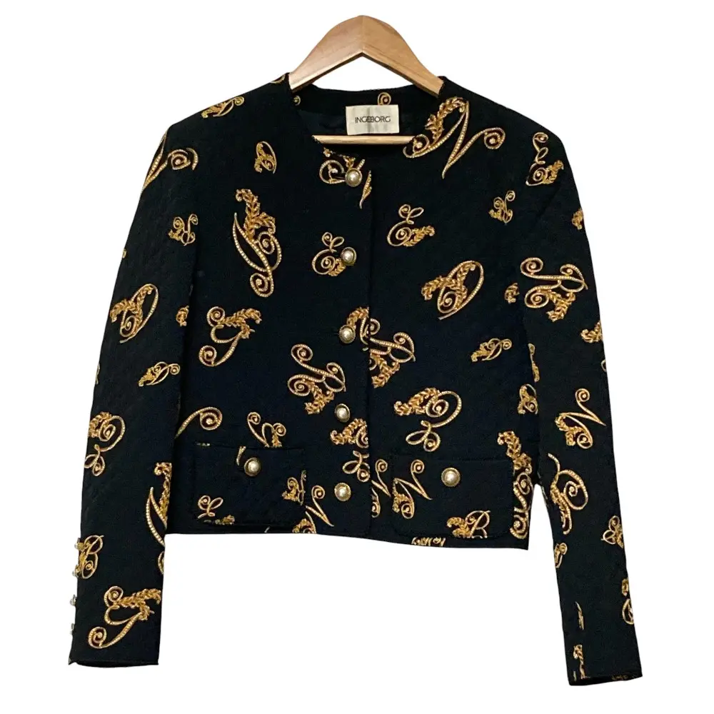 INGEBORG インゲボルグ 総柄 パールボタン ノーカラー キルティングジャケット ブラック