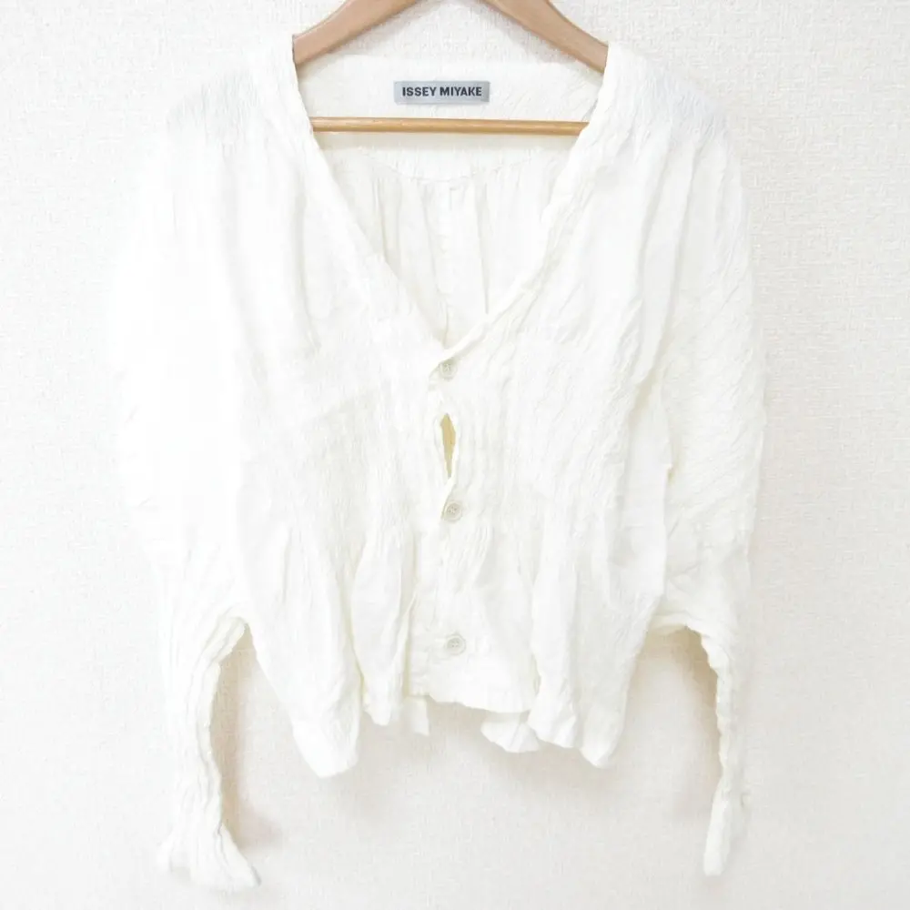 23SS ISSEY MIYAKE イッセイミヤケ クレーププリーツ切替 長袖 Vネック カーディガン ブラウス 2 オフホワイト