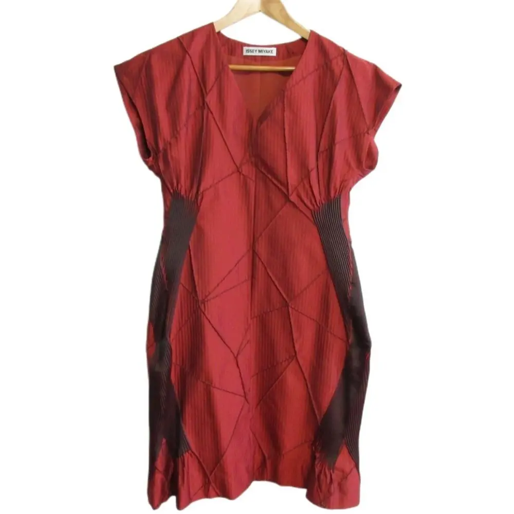 09AW ISSEY MIYAKE イッセイミヤケ ピンタックライン デザインプリーツ切替 ひざ丈 ノースリーブ ワンピース 3 レッド