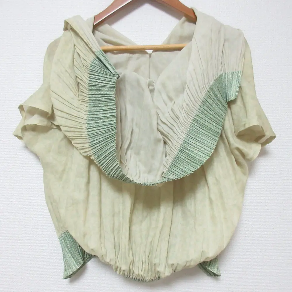 ISSEY MIYAKE イッセイミヤケ シワ加工 変形カーディガン 羽織り ISSEY MIYAKE イッセイミヤケ 変形 ボレロカーディガン IM01FJ231