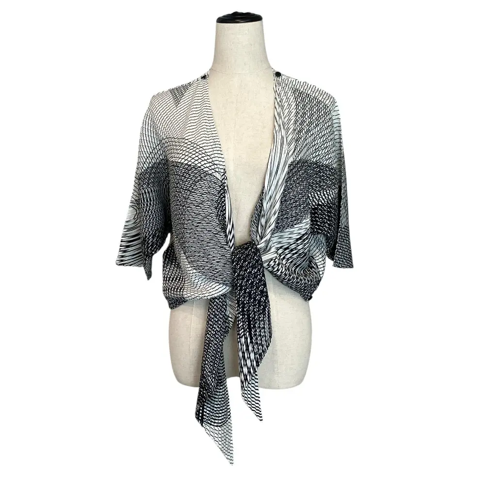 クリーニング済み ISSEY MIYAKE イッセイミヤケ 変形プリーツカシュクールブラウス IM43FJ1115 サイズ2 ブラック ホワイト