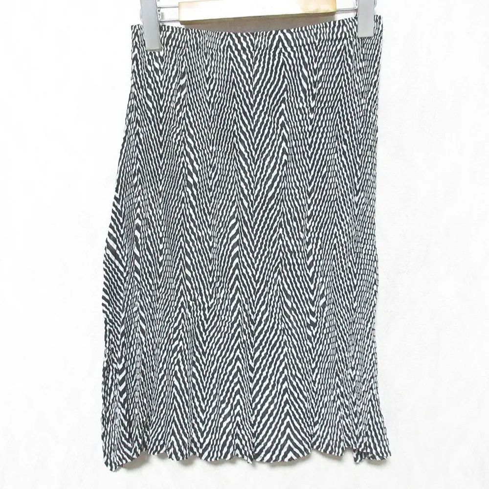 ISSEY MIYAKE イッセイミヤケ ヘリンボーンプリント プリーツスカート IM21FG110 サイズ2 ブラック ホワイトの買取実績【2026年4月買取】