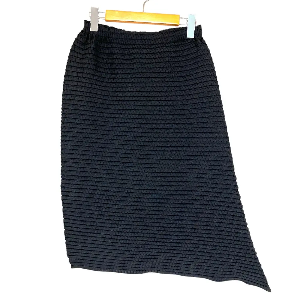ISSEY MIYAKE イッセイミヤケ ボックスプリーツ アシンメトリースカート IM92FG618 サイズ2 ブラックの買取実績【2026年4月買取】