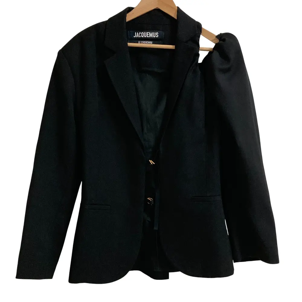 24AW JACQUEMUS ジャックムス アシンメトリー オフショルダー テーラードジャケット 233JA040-1333 サイズ34 ブラック
