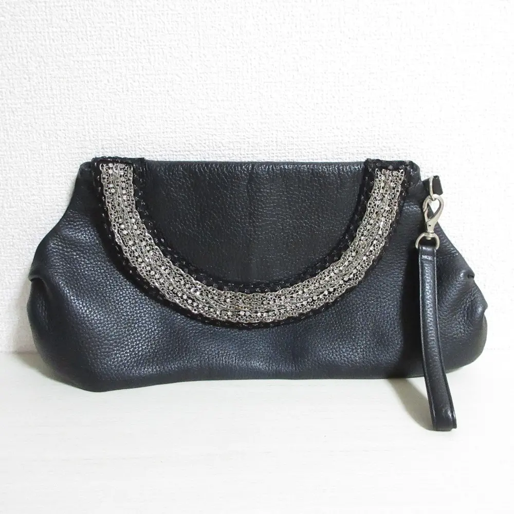 LIMI feu Yohji Yamamoto リミフゥ ヨウジヤマモト チェーン装飾 ストラップ付き フラップ レザー クラッチバッグ ブラックの買取実績【2024年10月買取】