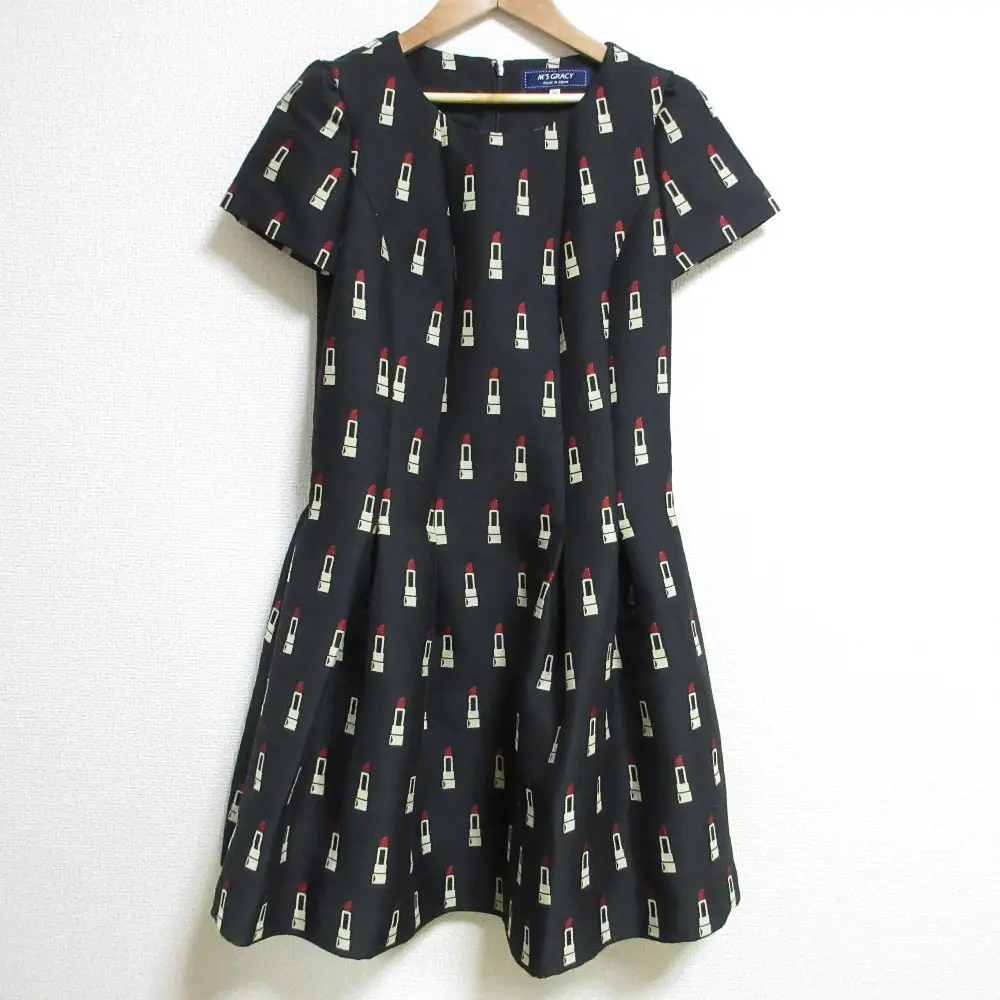 クリーニング済 M'S GRACY エムズグレイシー リップ柄 半袖 ひざ丈 タックフレア ワンピース ドレス 38 ブラック