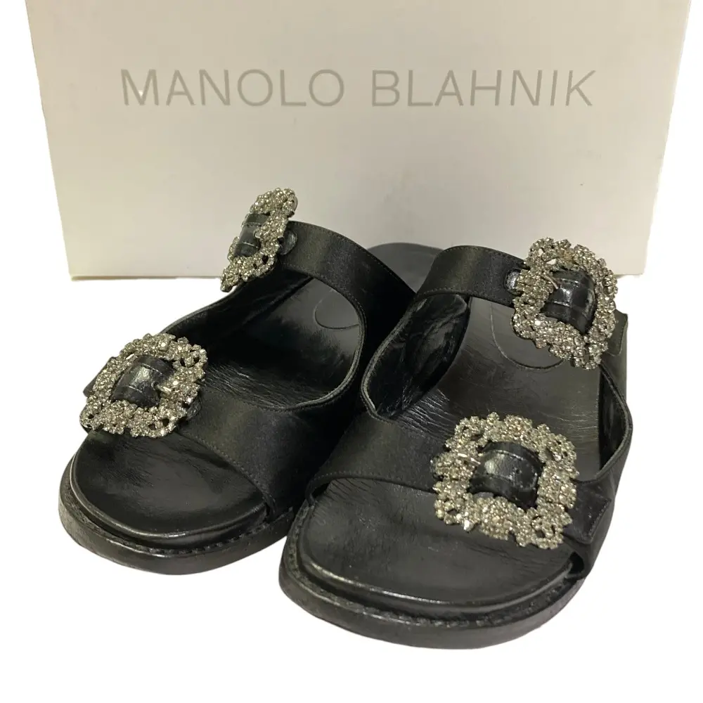 MANOLO BLAHNIK マノロブラニク STURLUSHANGI ビジューバックル サテンサンダル SIZE37 24cm相当 ブラックの買取実績【2025年10月買取】