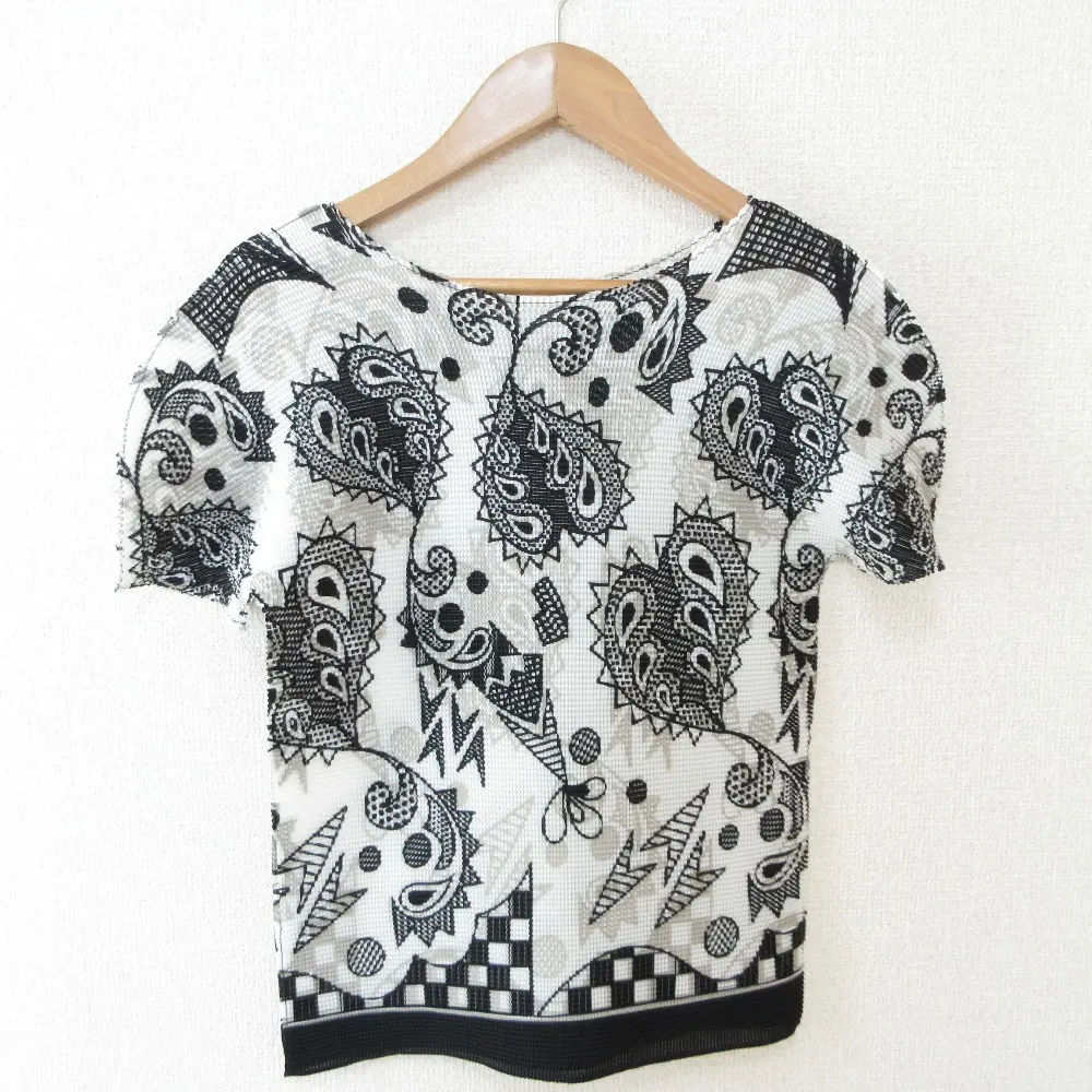 me ISSEY MIYAKE ミー イッセイミヤケ ボックプリーツ ペイズリー 半袖 ハート カットソー トップス ホワイト×ブラック