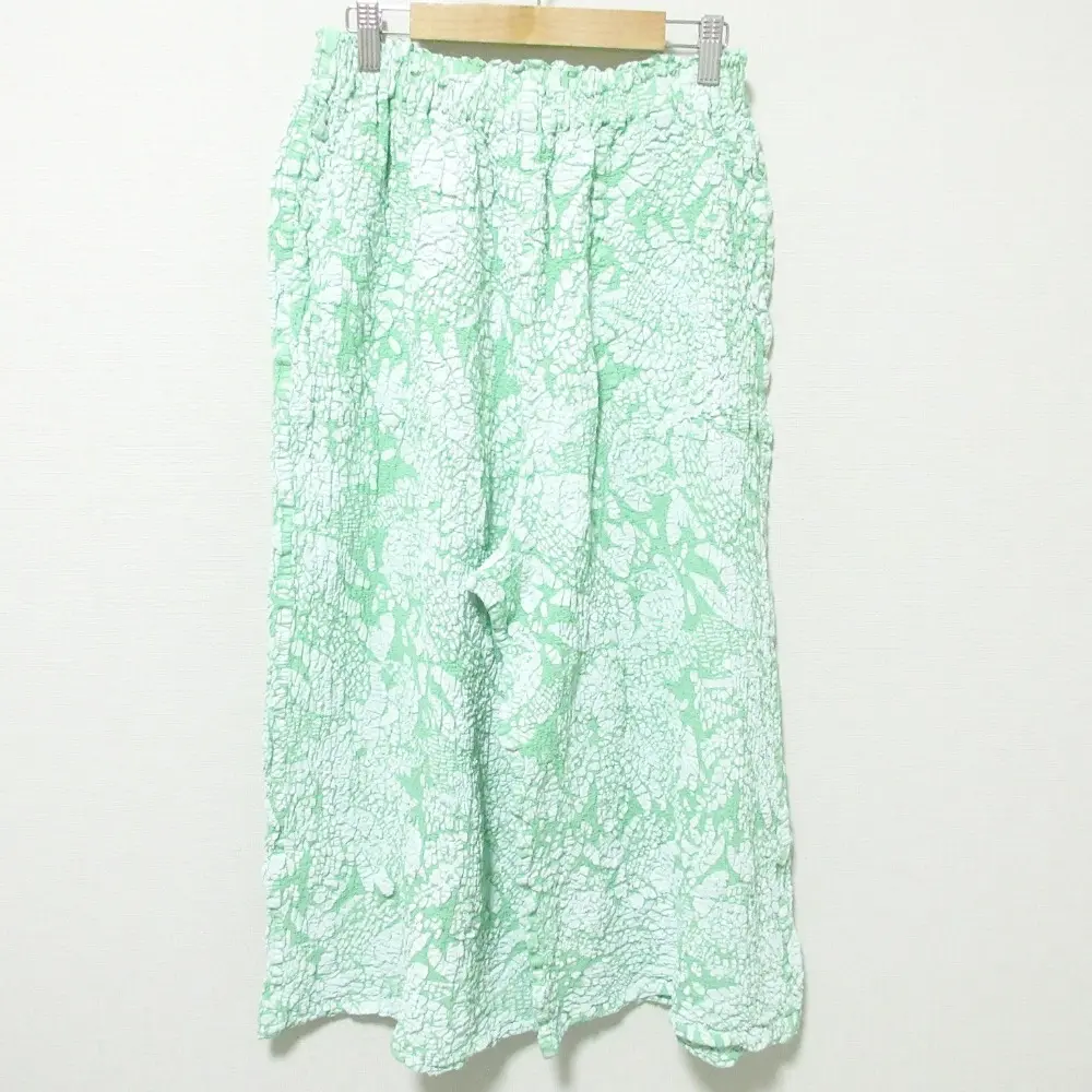 23SS me ISSEY MIYAKE ミーイッセイミヤケ ジャングルプリント カリフラワー クロップド イージー ワイドパンツ MI32FF762 グリーン