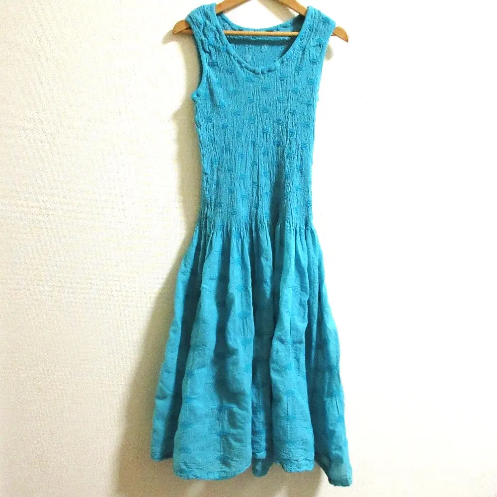 me ISSEY MIYAKE ミーイッセイミヤケ クレープ ドット柄 ノースリーブ ひざ丈 フレアワンピース MI22FH661 エメラルドグリーン