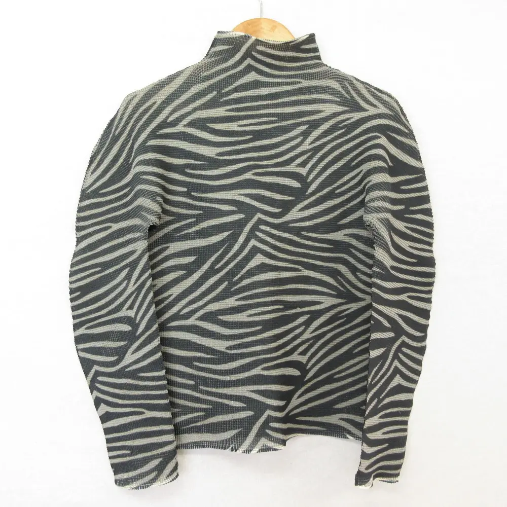 me ISSEY MIYAKE ミーイッセイミヤケ ゼブラプリント スクエアプリーツ ハイネックカットソー MI63FJ431 グレー ブラック