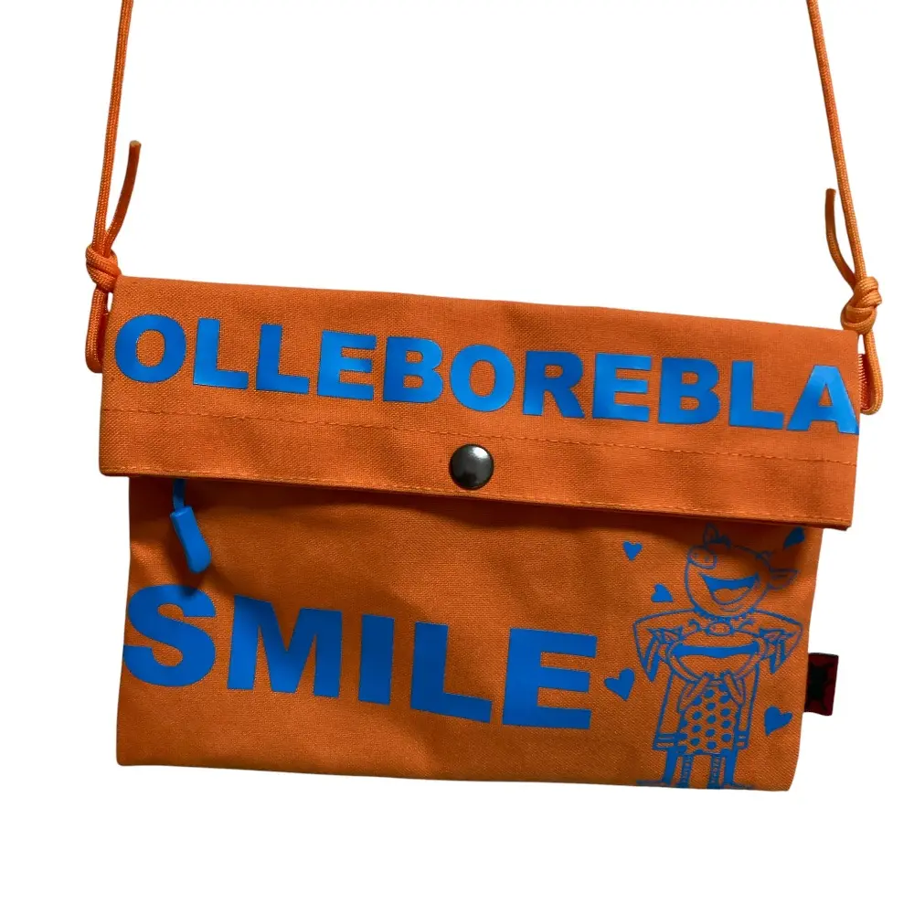OLLEBOREBLA オレボレブラ アルベロベロ ロゴ ぶたさん プリント サコッシュ ショルダーバッグ オレンジ