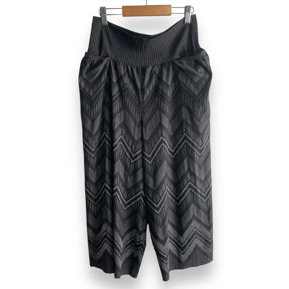 PLEATS PLEASE ISSEY MIYAKE プリーツプリーズ イッセイミヤケ シェブロンストライプ イージー クロップドパンツ 3 チャコールグレー