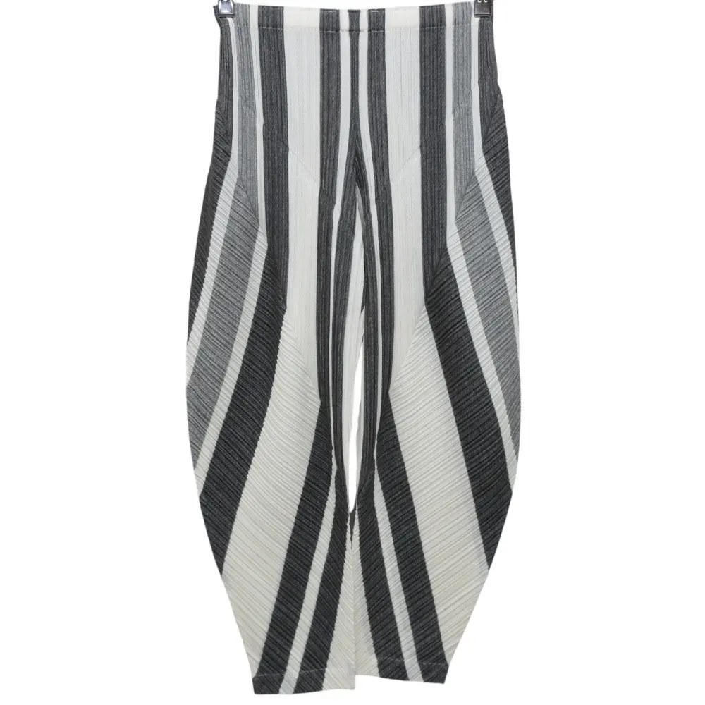 クリーニング済み PLEATS PLEASE プリーツプリーズ イッセイミヤケ 斜めプリーツ ストライプ 変形 カービングパンツ 1 グレー系