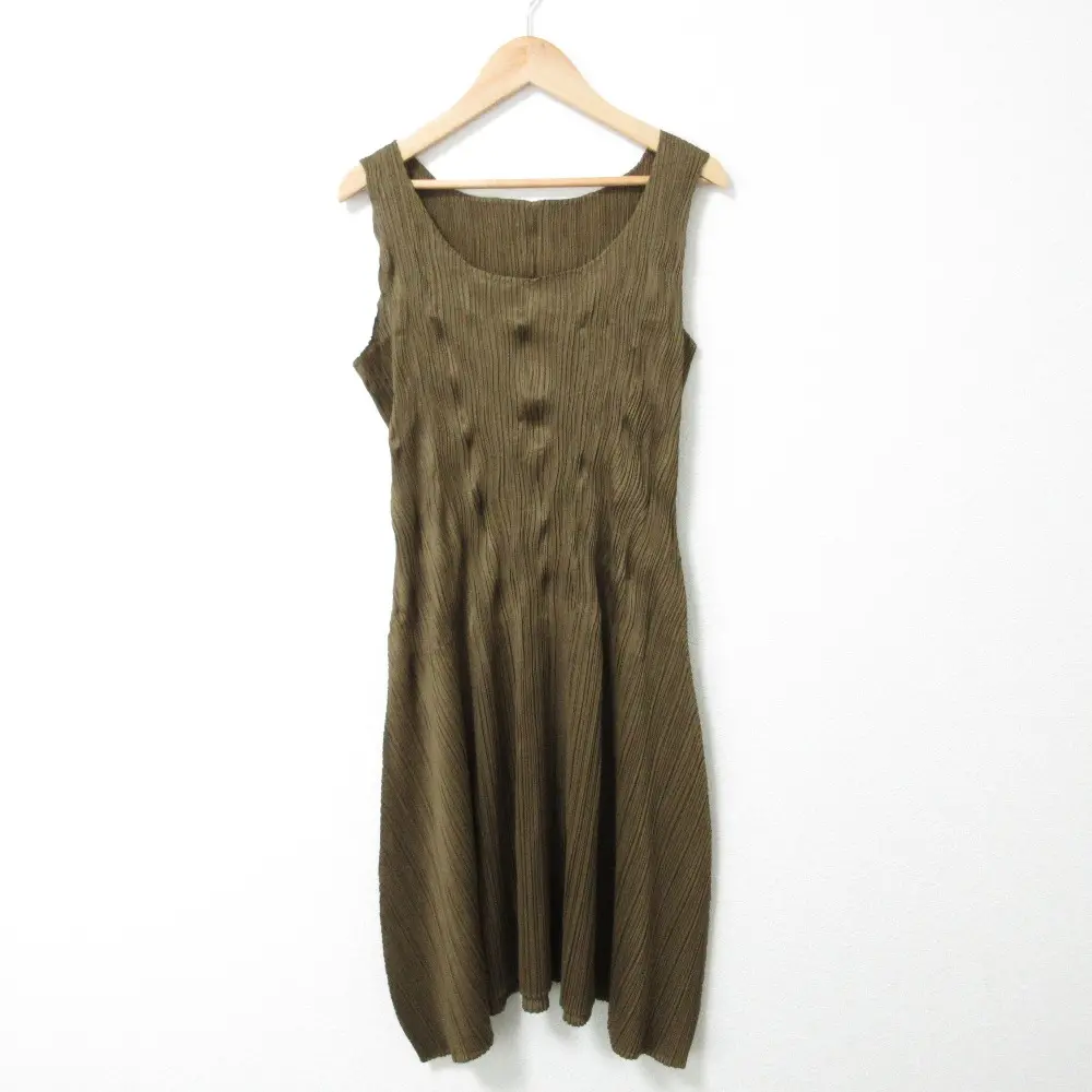 PLEATS PLEASE プリーツプリーズ イッセイミヤケ 波プリーツ ノースリーブ ひざ丈 フレアワンピース PP16-JH582 2 カーキ