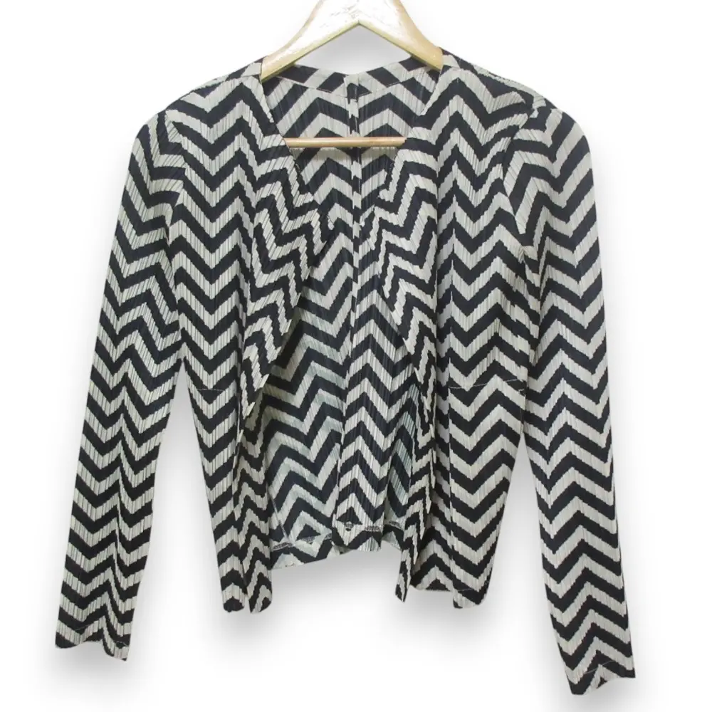 PLEATS PLEASE プリーツプリーズ イッセイミヤケ シェブロンストライプ ボタンレス カーディガン PP51-JD432 3 ブラック アイボリー系