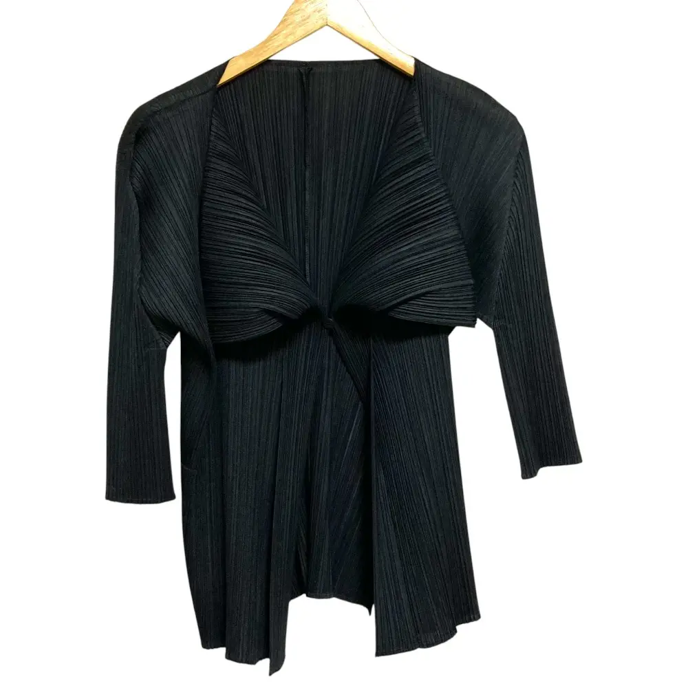 PLEATS PLEASE ISSEY MIYAKE プリーツプリーズ イッセイミヤケ ブラウス カーディガン サイズ3 ブラックの買取実績【2025年11月買取】