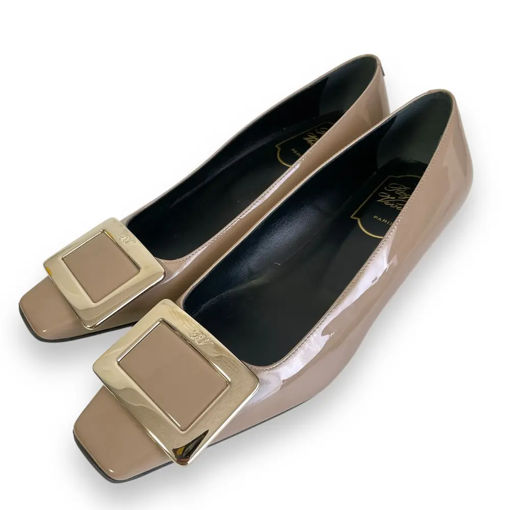 Roger Vivier ロジェヴィヴィエ パテントレザー ストラスバックル パンプス 35 1/2 22.5cm相当 ベージュ