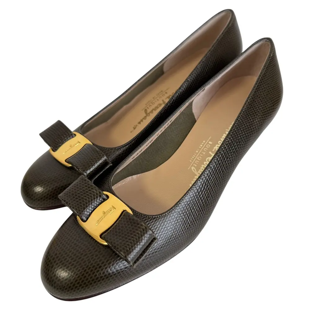 デッドストック Salvatore Ferragamo サルヴァトーレフェラガモ レザー ヴァラリボン パンプス 7B 24cm相当 カーキ