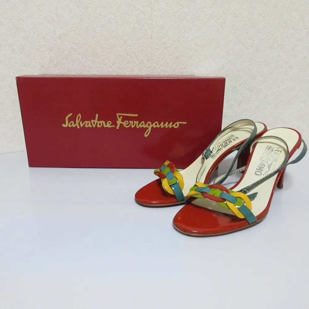 Salvatore Ferragamo サルヴァトーレフェラガモ パテントレザー ストラップサンダル 6.5 C 24cm相当 レッド系