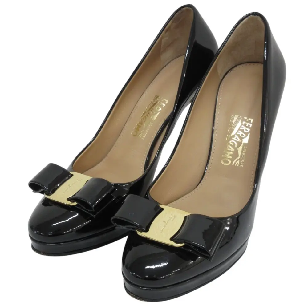 Salvatore Ferragamo サルヴァトーレフェラガモ パテントレザー ヴァラ