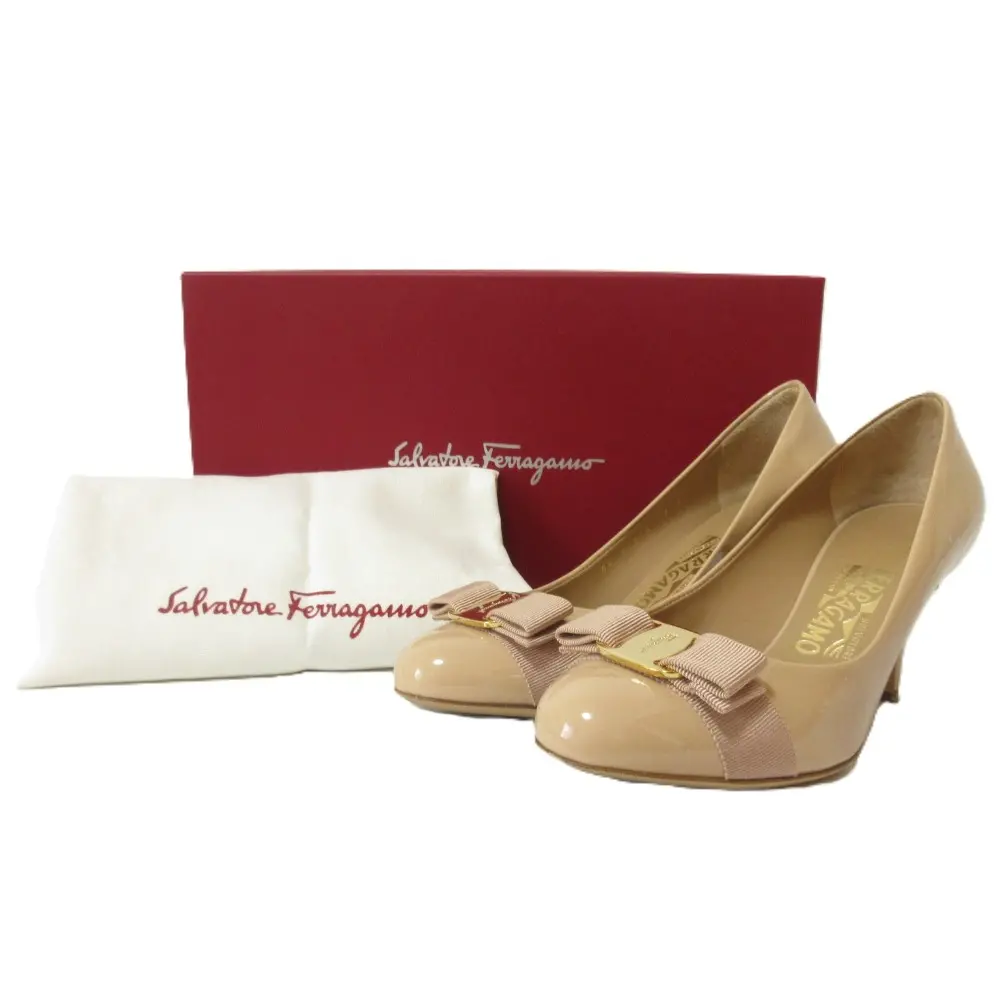 Salvatore Ferragamo サルヴァトーレフェラガモ CARLA70 パテントレザー ヴァラリボンパンプス 7D 約24cm ベージュ