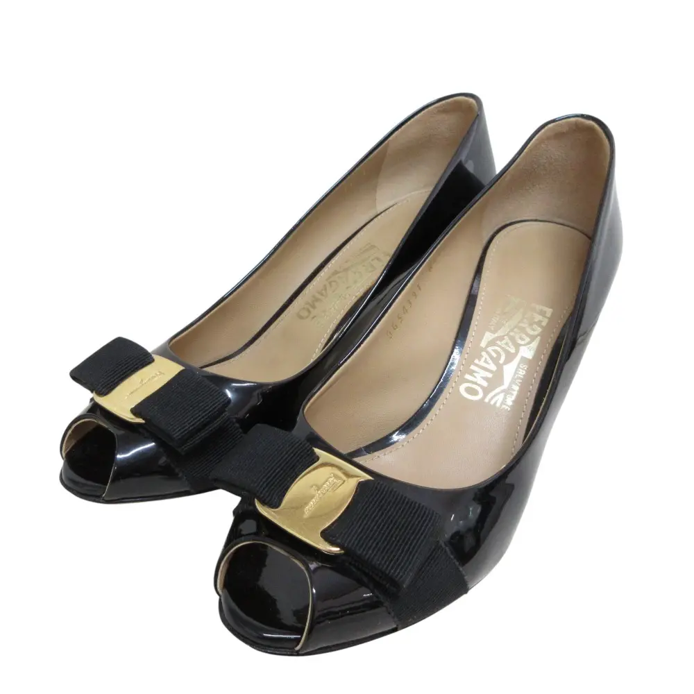 Salvatore Ferragamo サルヴァトーレフェラガモ ヴァラリボン オープントゥ パテント パンプス 7 1/2C 24.5cm相当 ブラック