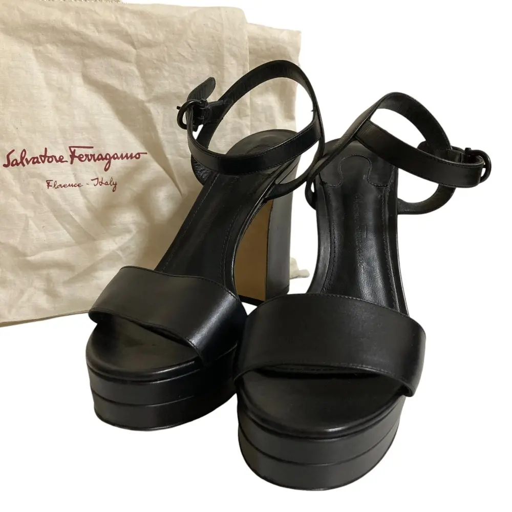 Salvatore Ferragamo サルヴァトーレフェラガモ レザー ハイヒール ストラップ サンダル 小さいサイズ 4 C 21.5cm ブラック