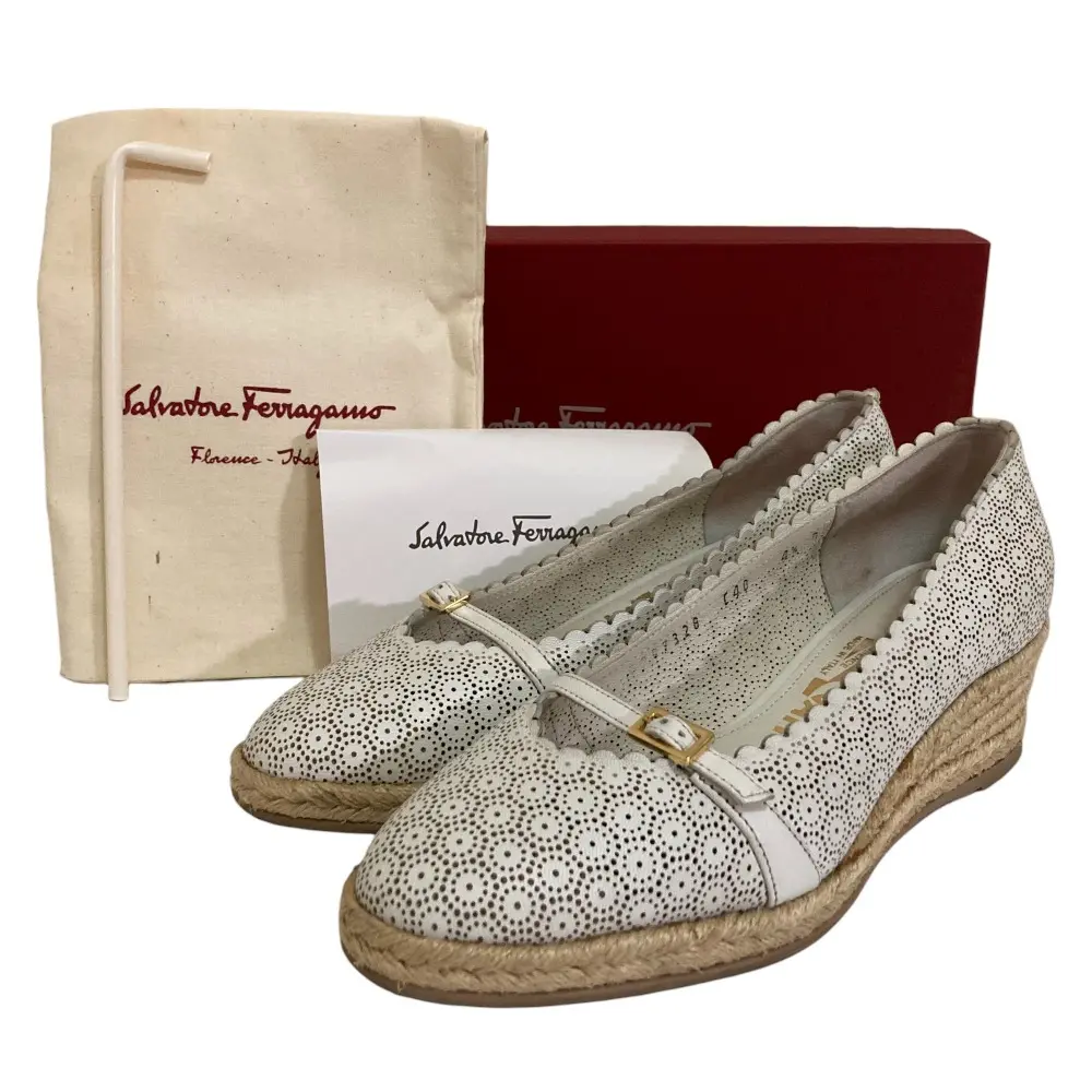 Salvatore Ferragamo サルヴァトーレフェラガモ パンチングレザー パンプス サイズ4.5 22cm相当 ホワイト