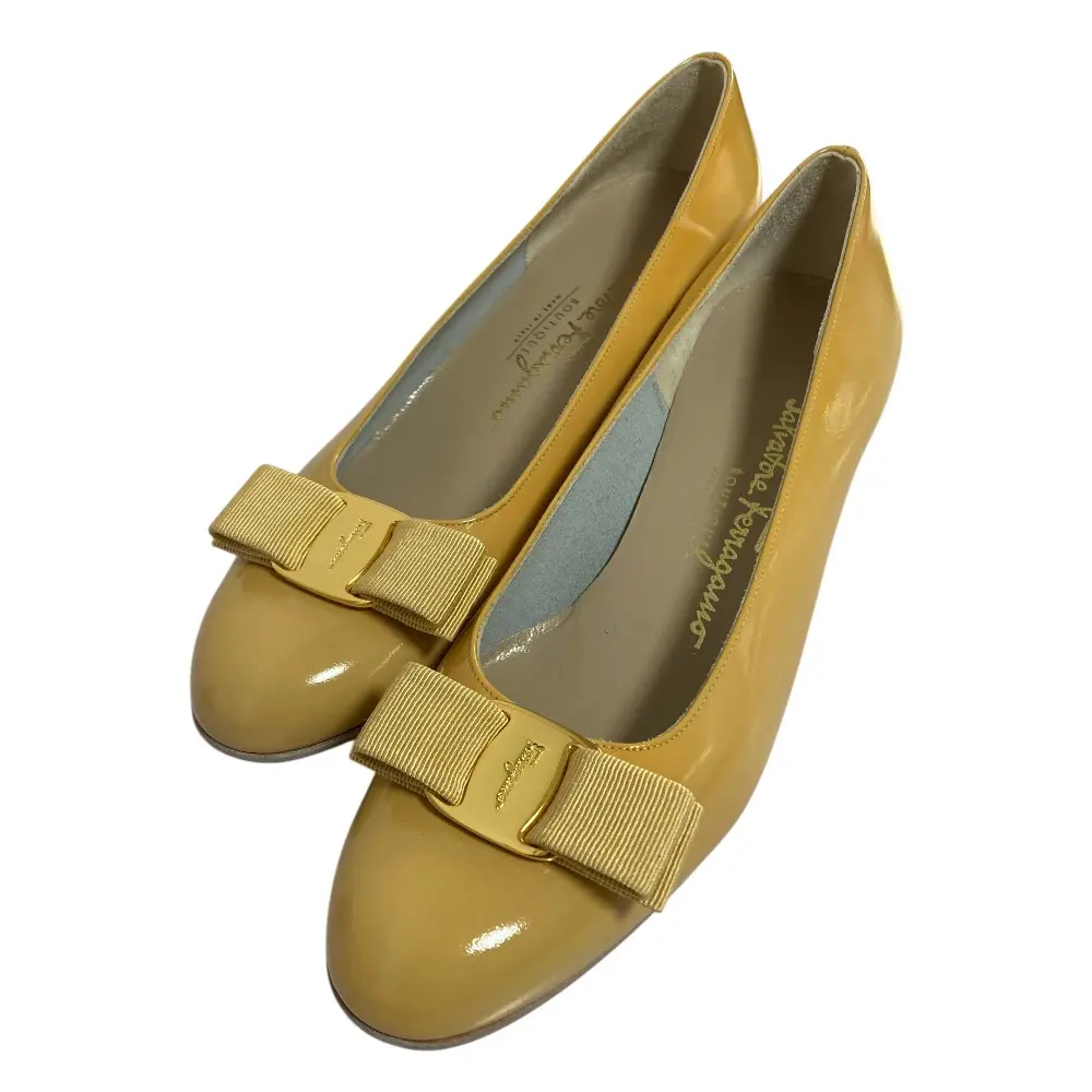 Salvatore Ferragamo サルヴァトーレフェラガモ パテントレザー ヴァラリボンパンプス サイズ7 24cm相当 ベージュ系