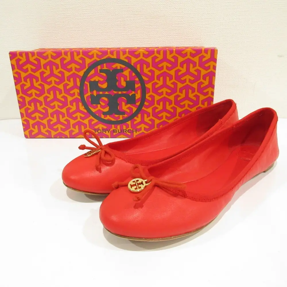 TORY BURCH トリーバーチ レザー リボン ロゴチャーム付き フラットシューズ パンプス 8M 約25cm レッド×ゴールド金具