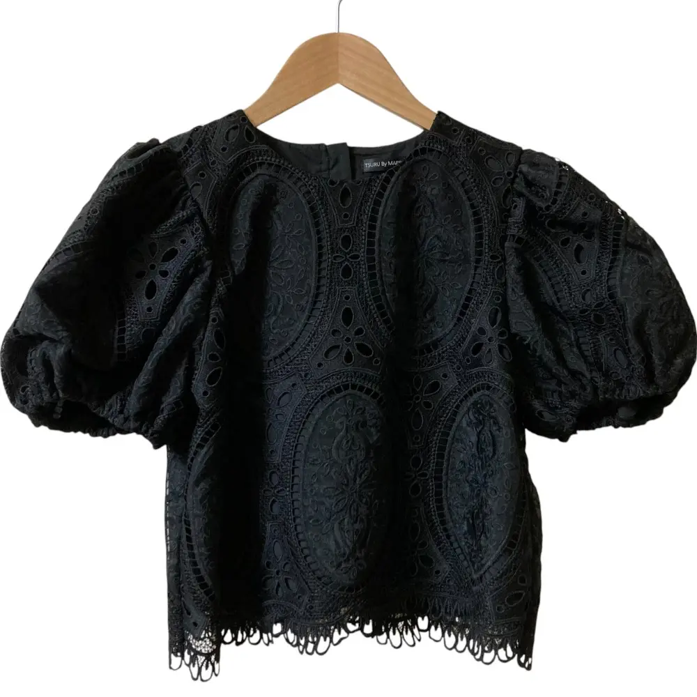 美品　TSURU By MARIKO OIKAWA ペプラム　黒 TSURU By MARIKO OIKAWA ツルバイマリコオイカワ Praslin 長袖