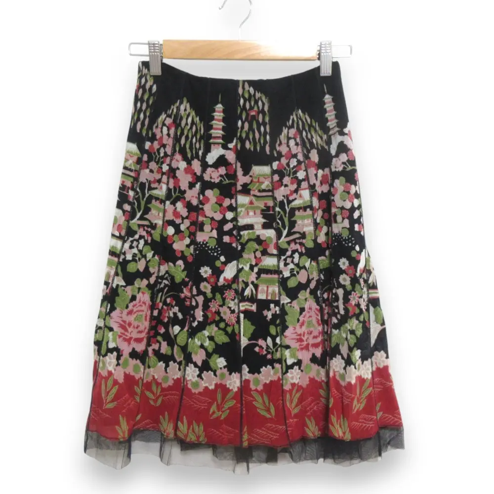 VIVIENNE TAM ヴィヴィアンタム パワーネット 和柄 短冊 花柄 ひざ丈 イージースカート ブラック×ピンク系の買取実績【2024年10月買取】